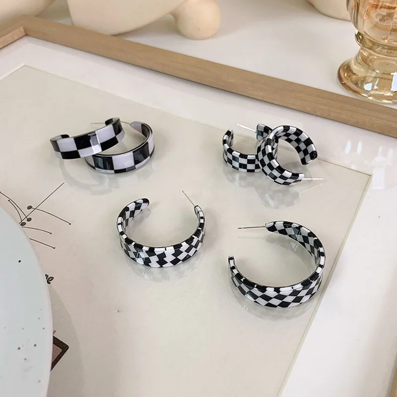 

Vintage Fashion Acrylic Checkerboard Pattern Hoop Earrings Acetate Geometric C-Shaped Earrings Women 2021 Jewelry Personality