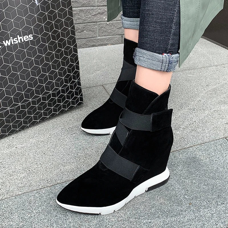 Женские замшевые ботильоны на платформе с резиновой подошвой и пряжкой высоком