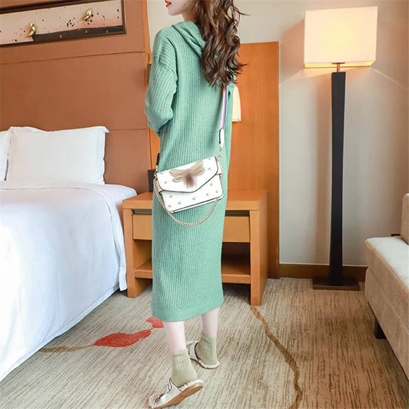 Женское трикотажное платье с капюшоном яркого цвета зимние базовые очень