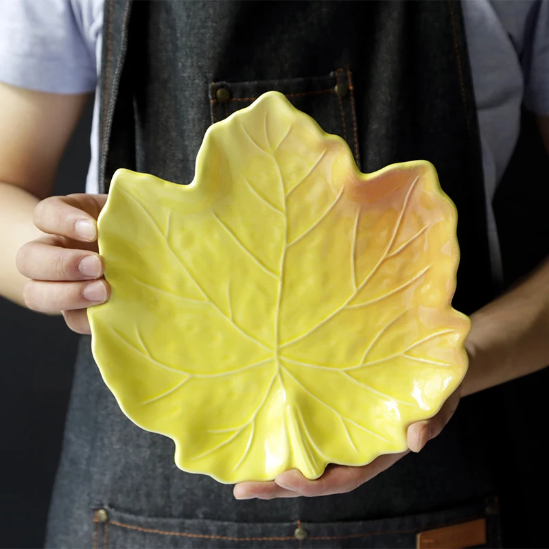 Кленовые листья керамическая тарелка торт фруктовые закуски блюда и тарелки