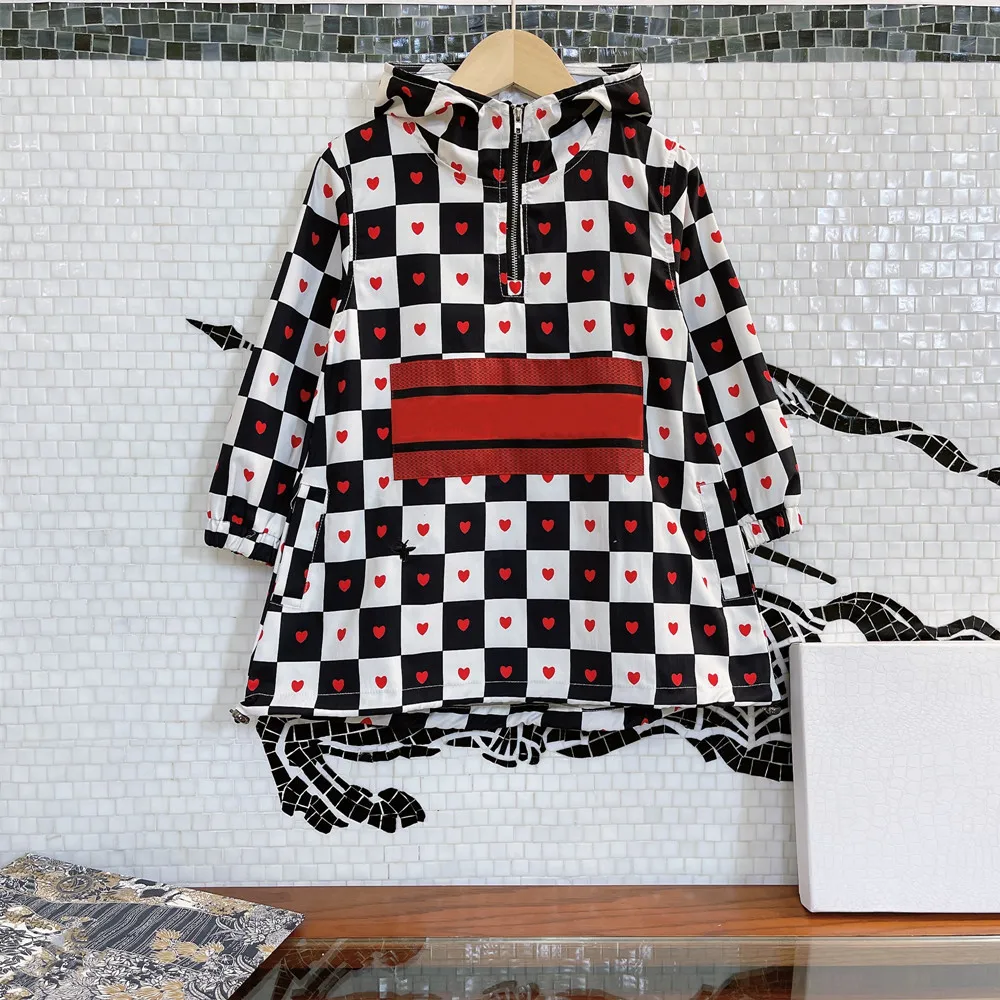 

Взрывоопасная детская одежда, новинка 2021, ветровка с капюшоном в черно-белую клетку для девочек на раннюю осень, Модная европейская одежда