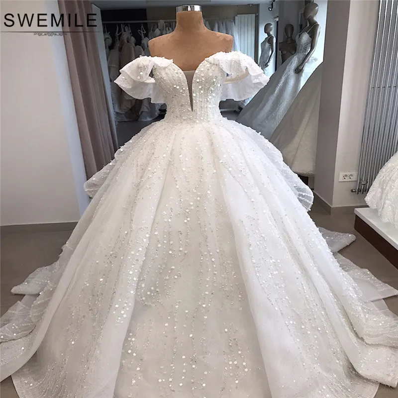 Свадебное платье с бусинами роскошное бальное пышными рукавами сверкающее