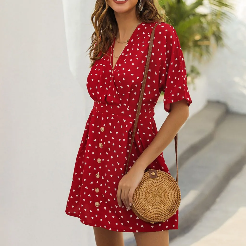 Красное женское платье в горошек с коротким рукавом и v образным вырезом короткое