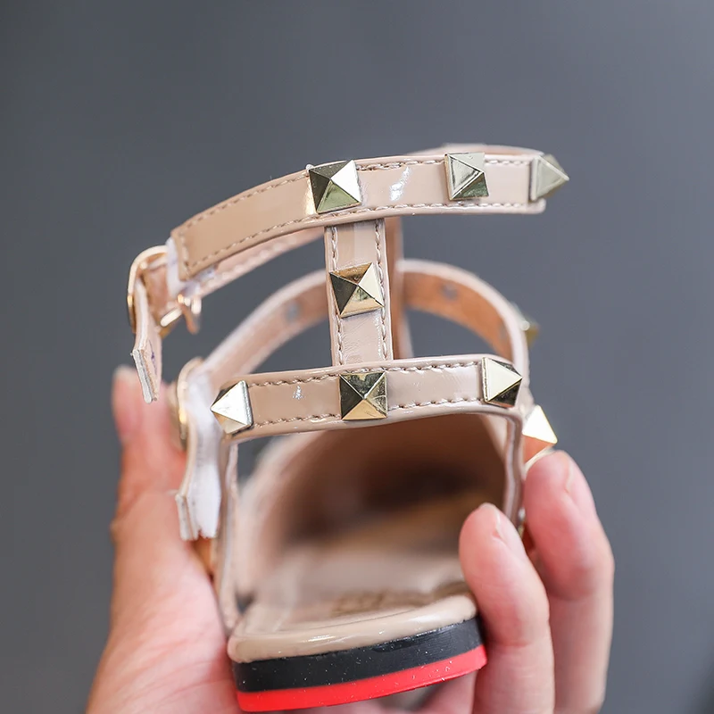 Сандалии для девочек с заклепками новинка 2020 летние детские элегантные сандалии