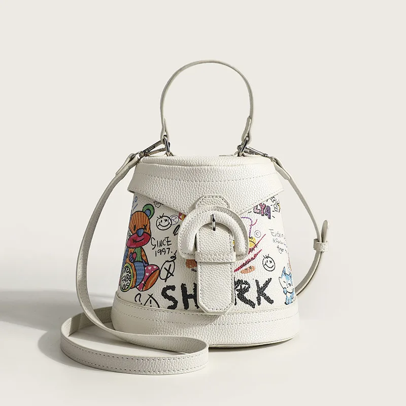 

Новое поступление, сумка-ведро с изображением медведя и граффити, женская модная сумка, сумка-мессенджер через плечо, Женский кошелек для ме...