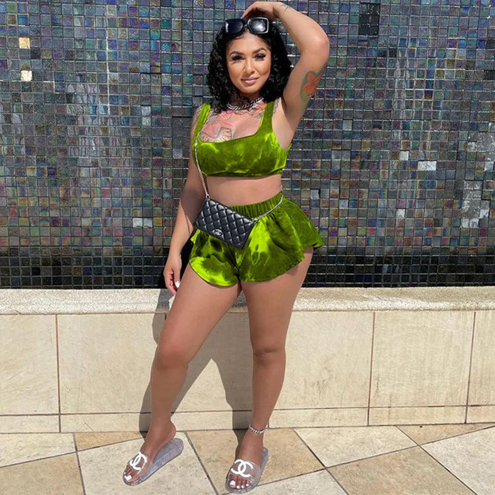 

Женский летний комплект из двух предметов, укороченный топ без рукавов с низким вырезом и принтом на завязках и шорты с эластичным поясом, п...