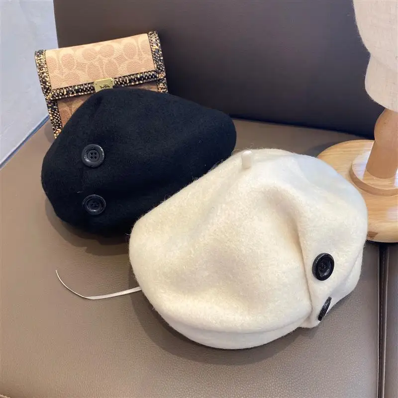 Зимние береты шапки для женщин шерстяные пуговицы однотонные модные женские