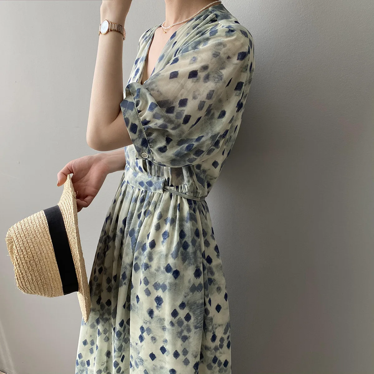 

Will ~ geometric v-neck dress female summer new French shading temperament a word skirt waist lace-up