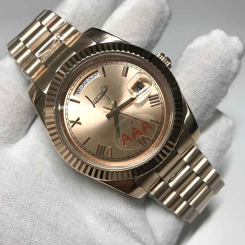 Роскошные брендовые часы из розового золота с бриллиантами и цифрами датой на