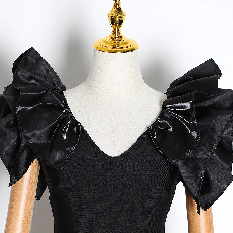 Женское облегающее платье TWOTWINSTYLE белое вечернее с v образным вырезом короткими