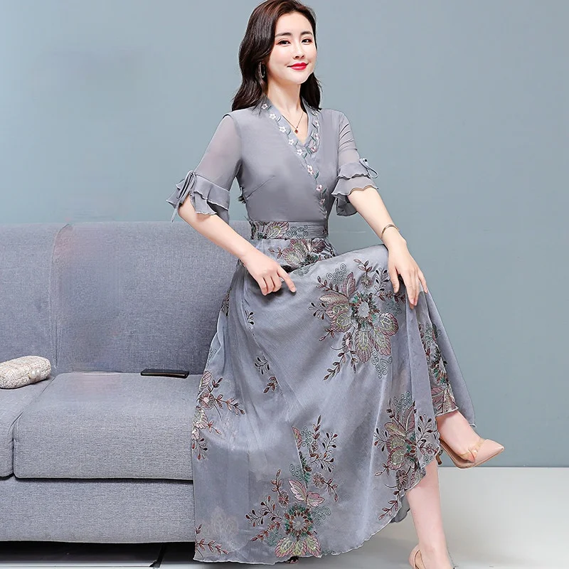 Женское винтажное платье с вышивкой серое приталенное V образным вырезом высокой