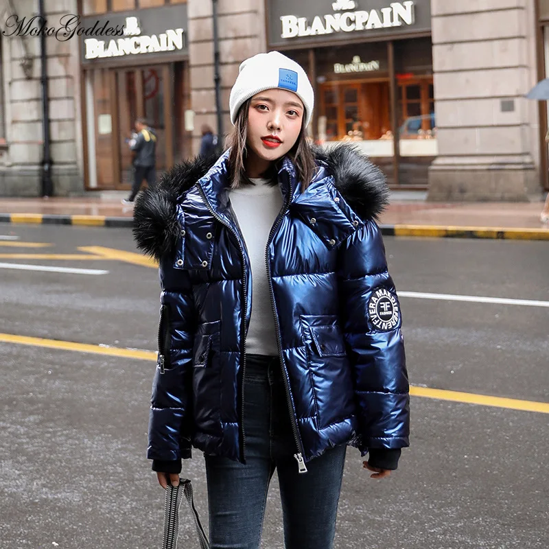 Женская короткая парка с капюшоном и большим меховым воротником на