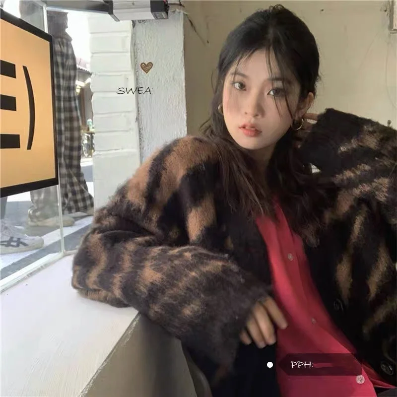 

Осенне-зимний женский трикотажный свитер в ленивом стиле