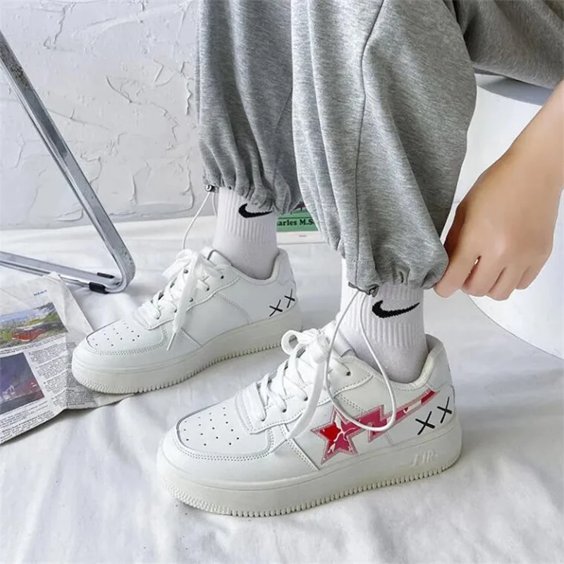 Женские кроссовки из ПУ кожи розовые на плоской вулканизированной подошве