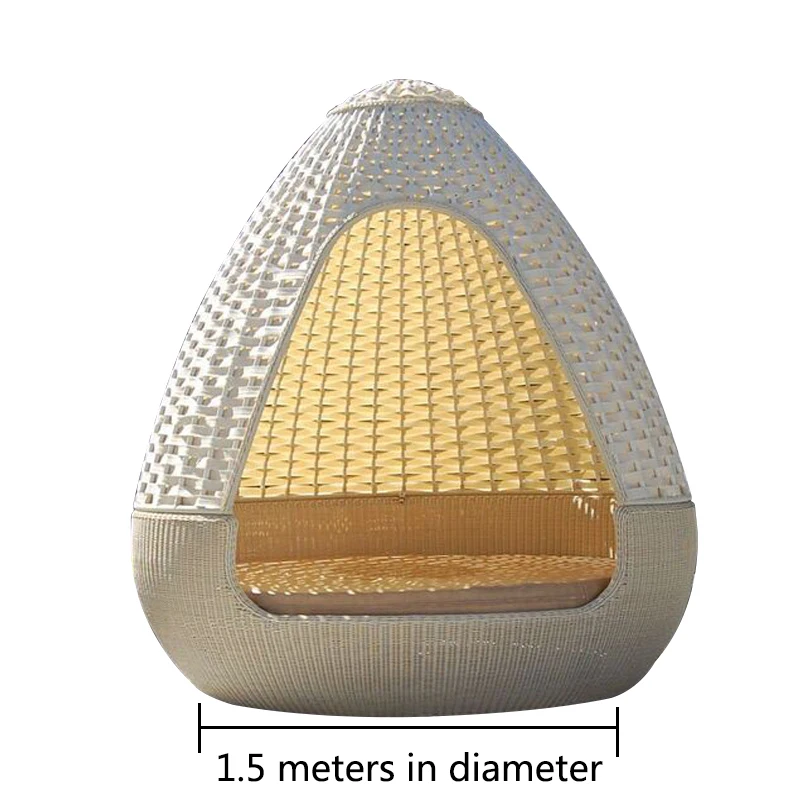 Ротанговый диван лежащий на улице балкон вилла уличные стулья из ротанга
