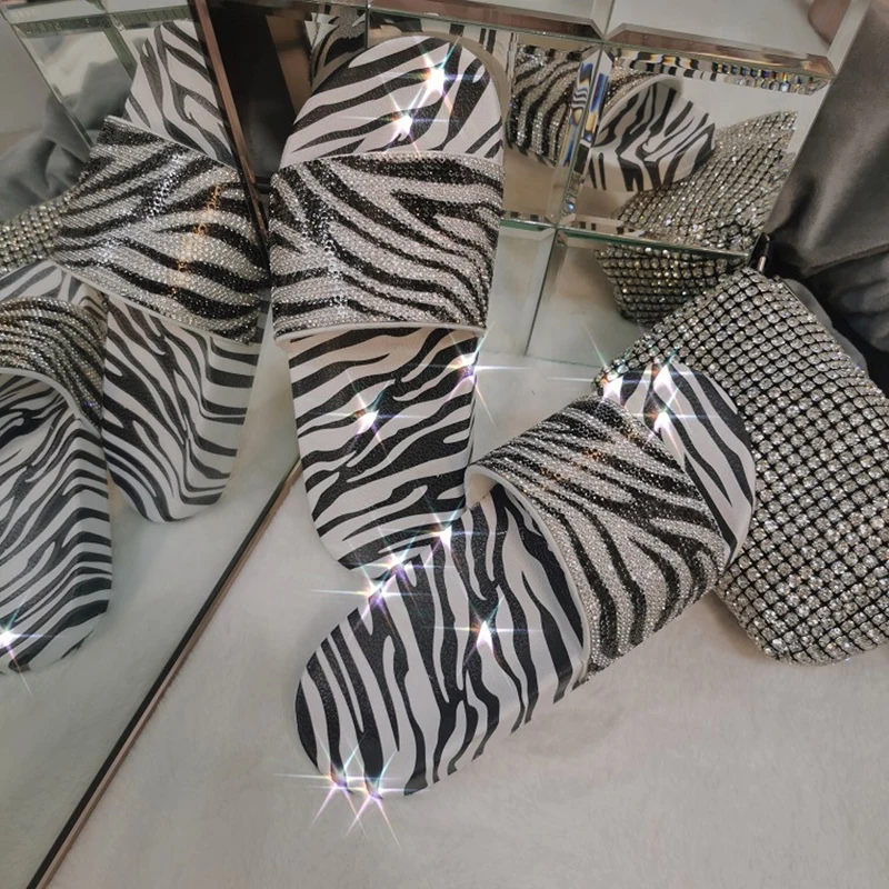 

2020 Amazon new slippers women's European and American cross border black and white fashion Rhinestone flat slippers