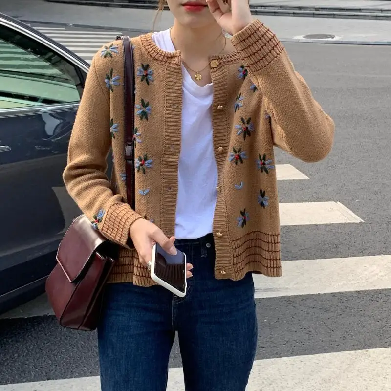 

High Quality 2020 New Autumn Winter Floral Embroidery Vintage Pull Knitted Cardigan Female Fashion Sweater Coat Women Clothing