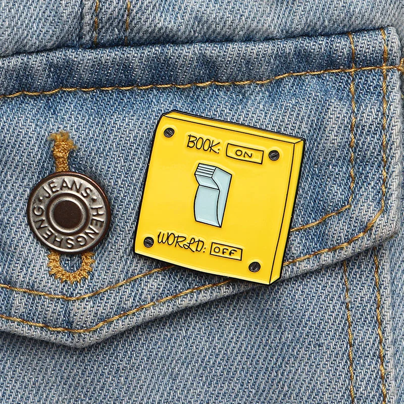 Жёлтый квадратный эмалированный значок в форме книги ON World OFF Pins учебный