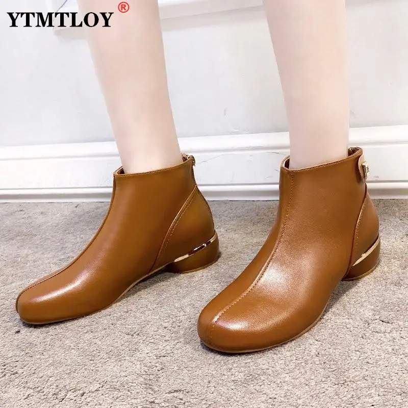 

Осенне-зимние теплые женские ботильоны, кожаные ботинки на высоком квадратном каблуке, повседневные туфли-лодочки с острым носком, привлек...