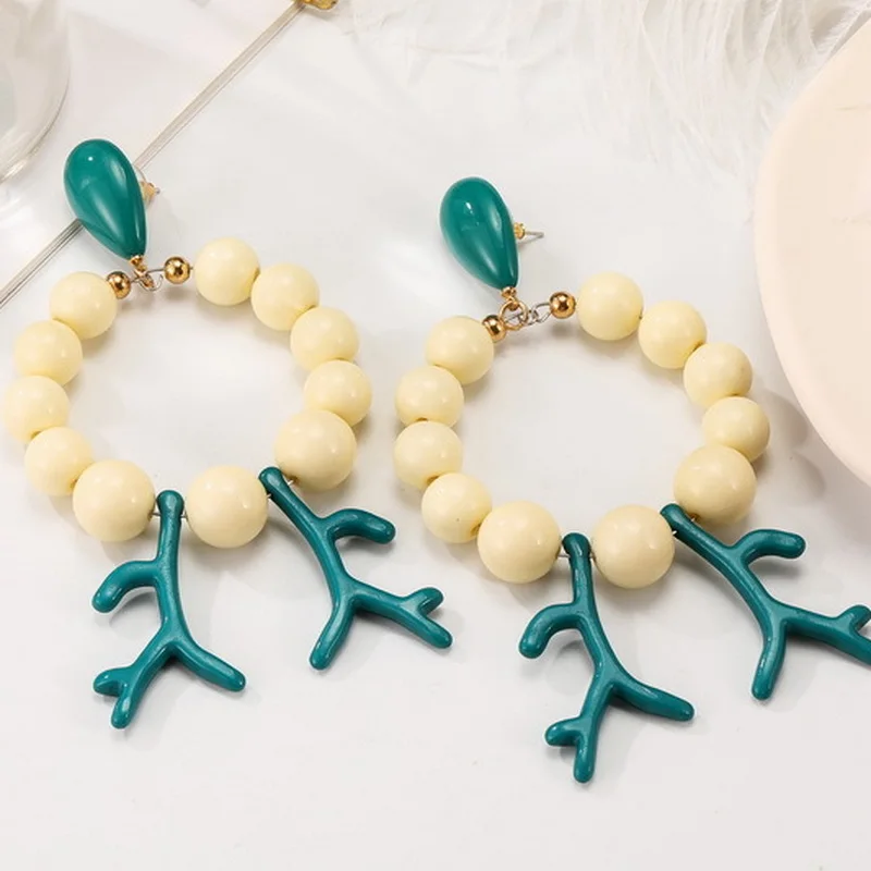 

Модное увеличенное кольцо с белым бисером и зеленым кораллом