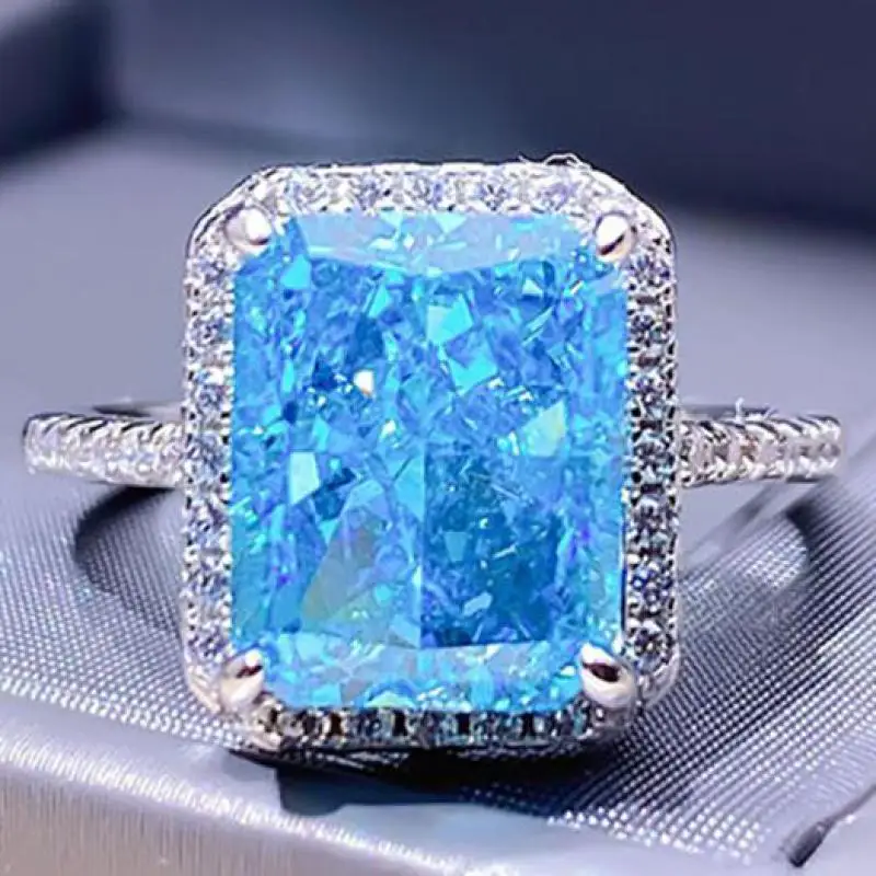 

Женское кольцо из серебра 925 пробы с бриллиантами 8*10 мм