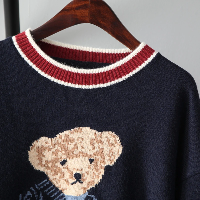 Mozuleva Новинка с принтом героями мультфильмов Свитер медведем и шнуровки