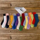 Конфеты Цвета носки женские Харадзюку в ретро-стиле женские ботинки с хлопковой подкладкой свободные длинные носки в Корейском стиле фиолетового, синего, желтого, розового цвета с нескользящих носочков