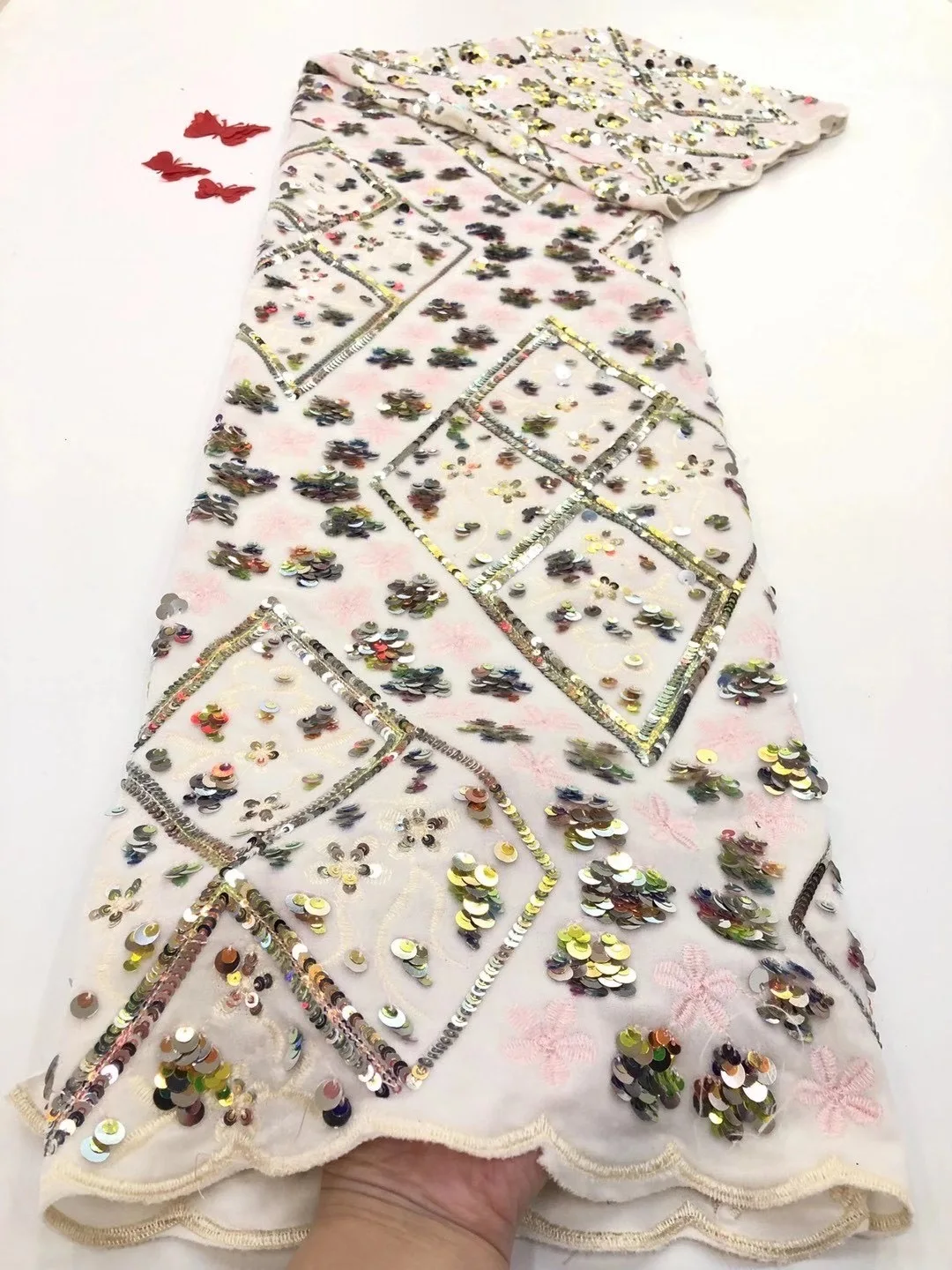 

Для платьев используется бархатная кружевная ткань. Новейшее нигерийское французское Тюлевое кружево и Африканская кружевная ткань с блестками D42371