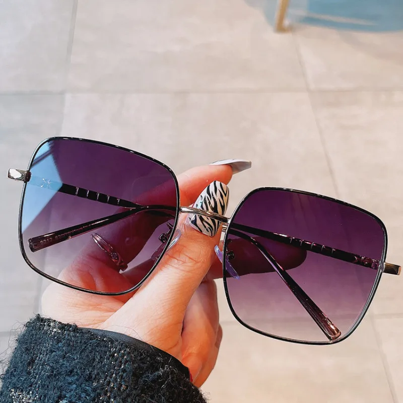 

2022 New Trend Shiny Gradient Sunglasses Women Vintage Elegant Luxury Brand Designer Eyewear One Peice Metal Frame Sunshade