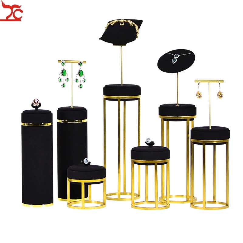 Демонстрация золотых и металлических ювелирных изделий черный бюст серьги