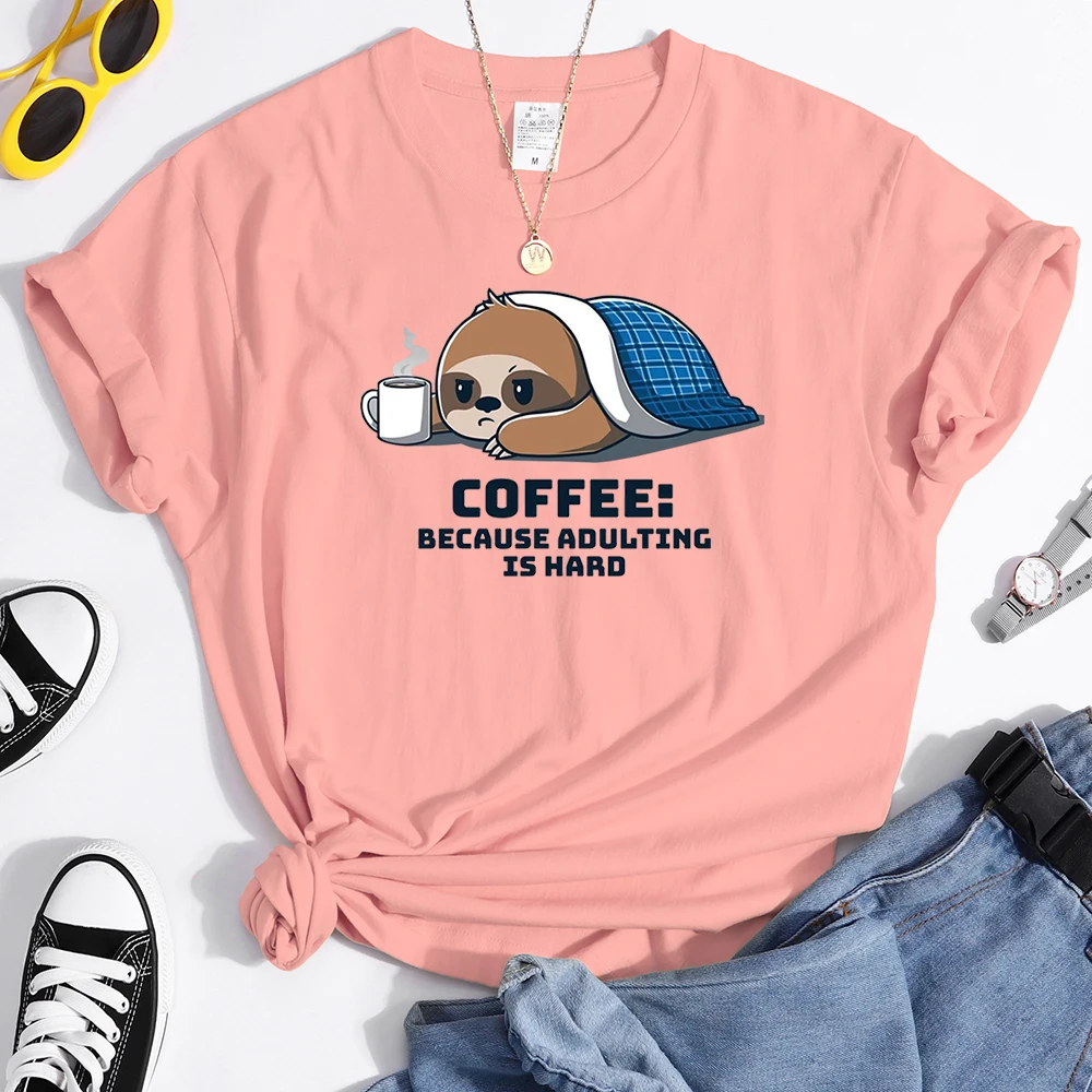 Женская футболка Ленивец прячется в лоскутном одеяле и кофейном принте футболки