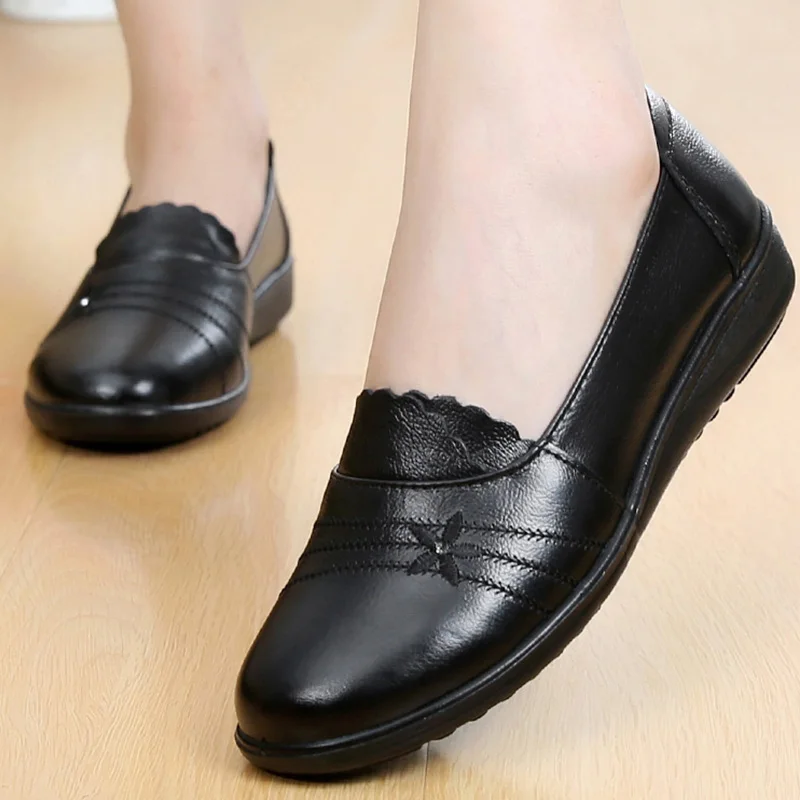 

2021 New Mother shoes genuine leather flat shoes non-slip adult leather shoes ladies loafers flat shoes soft bottom non-slip