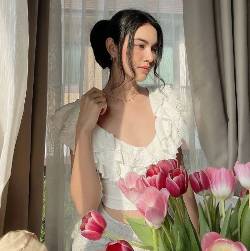 

Kpop IU Seo Yea Ji French V-neck Short Ruffled Blouses Women Summer White Off-Shoulder Lace Short-Sleeved Small Shirt Slim Tops