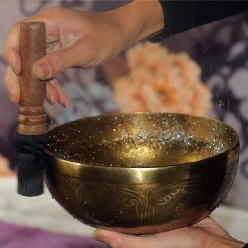 Тибетские чаши флейта слушать. Тибетская чаша исполнения желаний. Поющие чаши фото. Тибетские чаши флейта слушать. Пикник с поющими чашами.