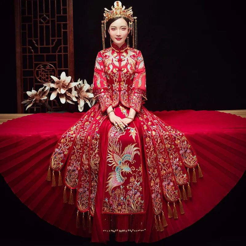 

Chinese Vintage Wedding Dress Slim Fit Gold Embroidery Phoenix Cheongsam Refined Banquet Stylish Elegant Bride китайская одежда