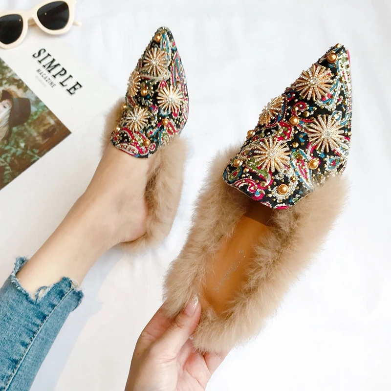 Зимняя обувь на натуральном меху украшенная кристаллами и цветами женские