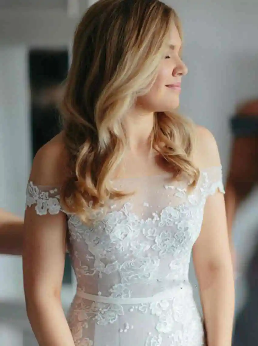 Женское свадебное платье с юбкой годе белое кружевное открытыми плечами поясом и