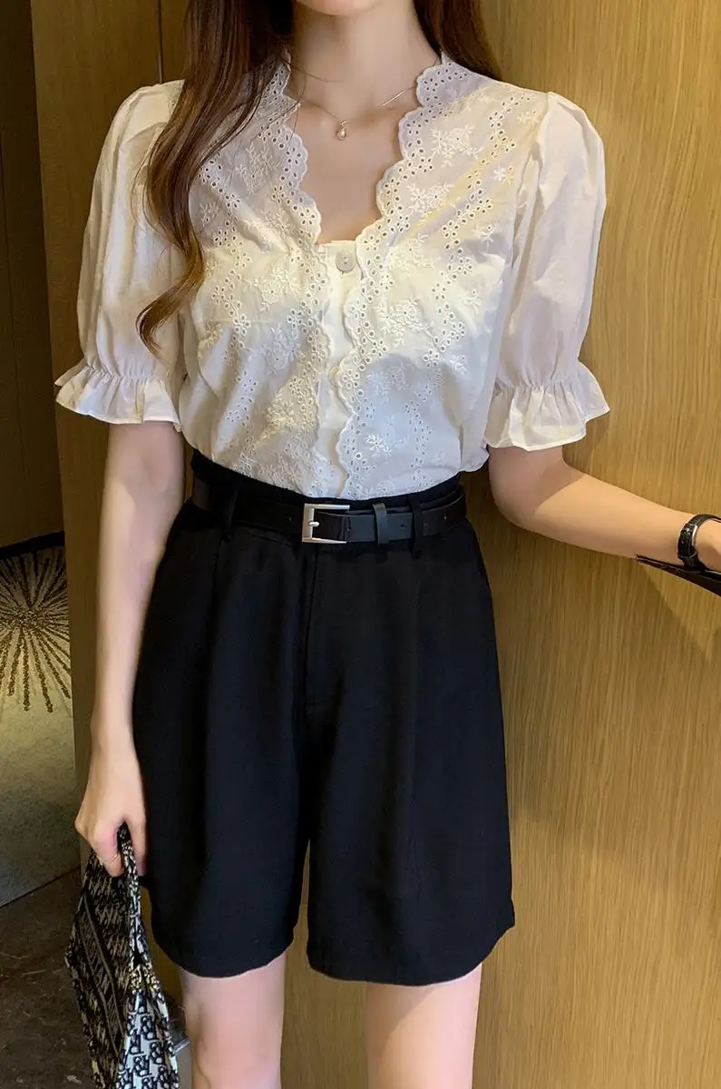 

Chikichi 2021 Summer New Style Korean Version of V-neck Stitching Shirt Female Horn Short-sleeved Ladies Top Cotton