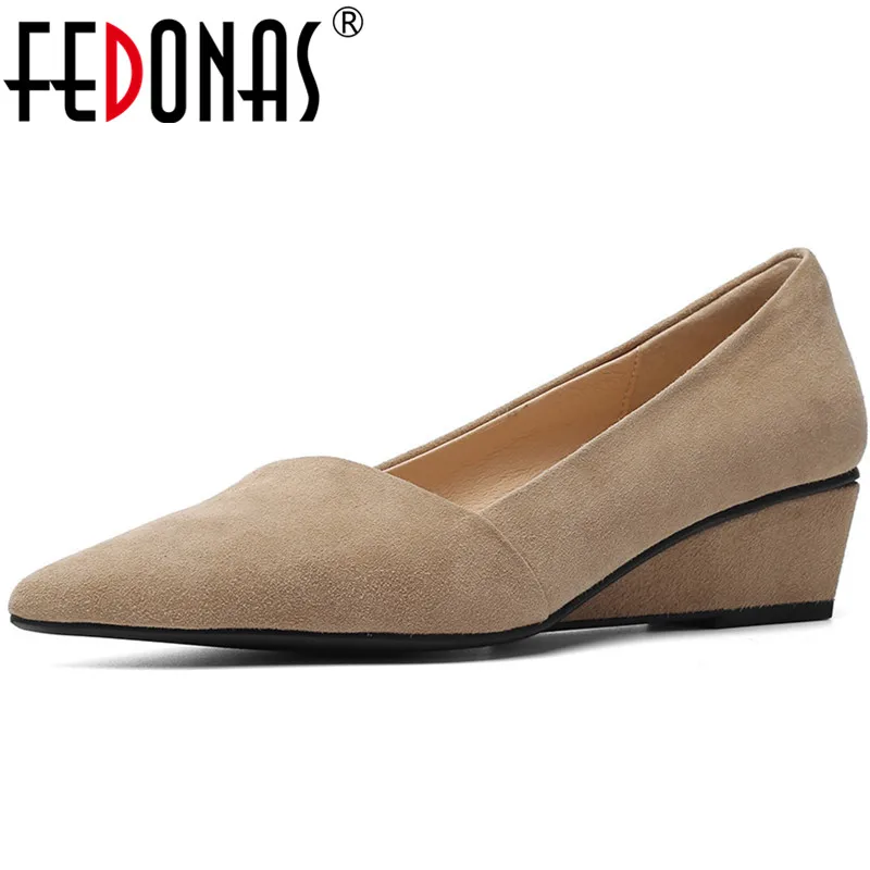 Женские офисные туфли FEDONAS черные из натуральной кожи на танкетке с острым носком