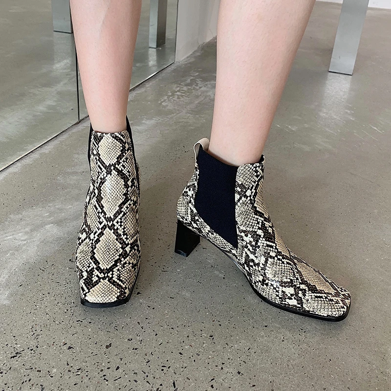 Женские ботильоны со змеиным принтом короткие ботинки челси на толстом высоком