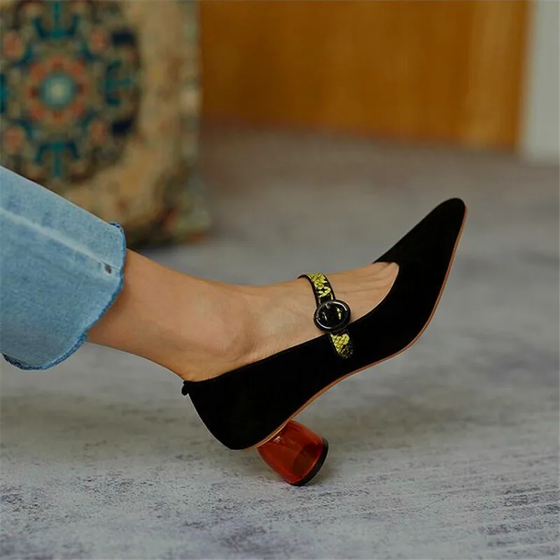 Женские замшевые туфли на высоком каблуке с острым носком и металлической