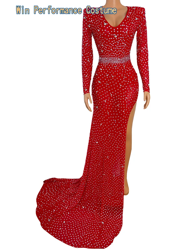 Певица ночного клуба в полном платье с бриллиантами, с длинными рукавами, с длинным подолом, ведущая модель для костюмов на подиуме.