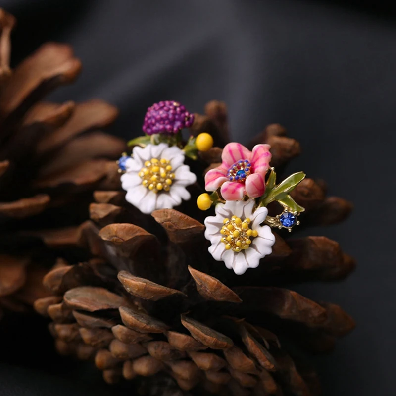 

Creative Three-Dimensional Daisy Female Temperament Simple and Versatile Girl Ear Jewelry Enamel Glaze Flower Earrings