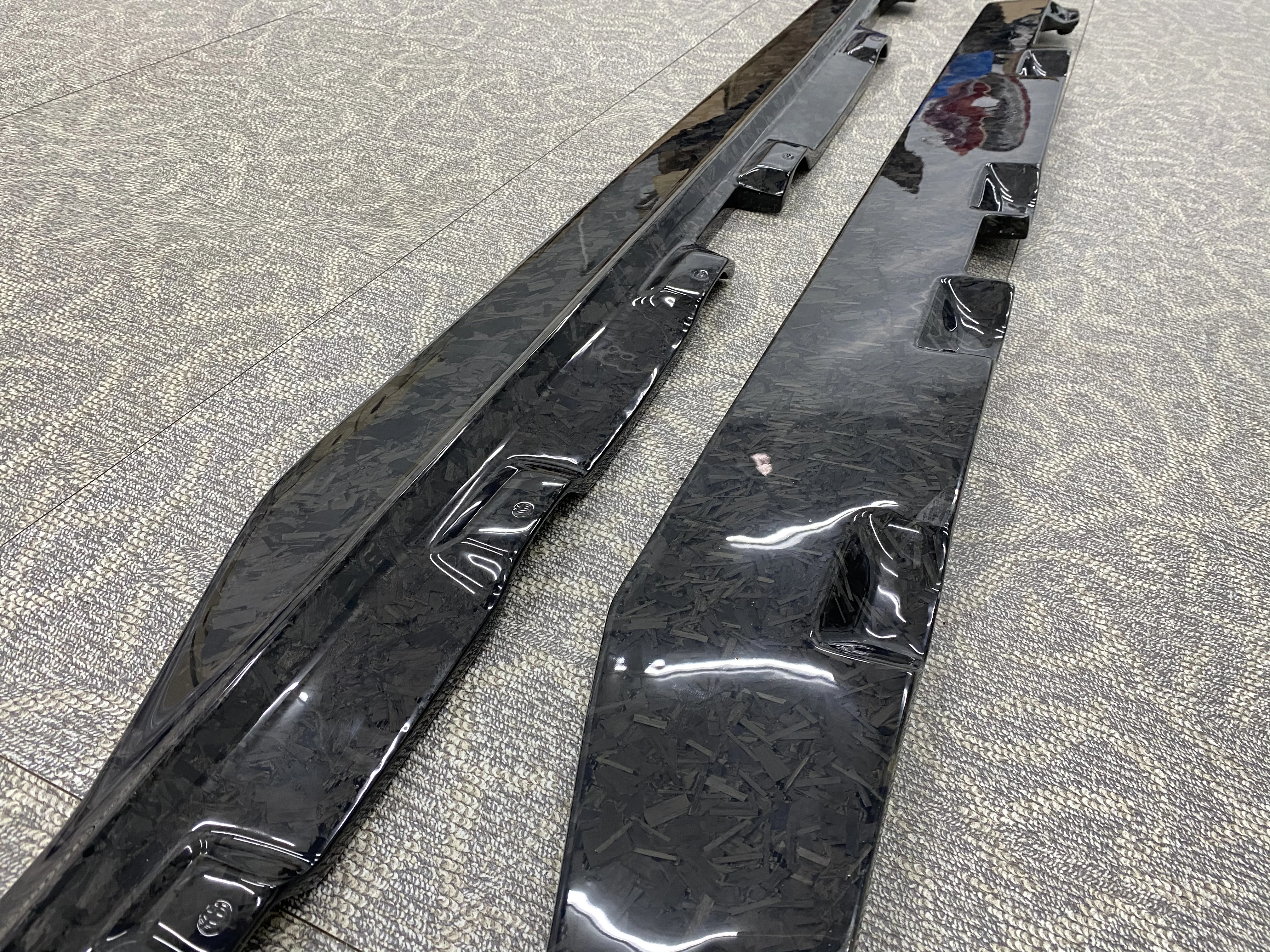 

High quality R-style forging carbon fiber side skirts for AMG GT GTS