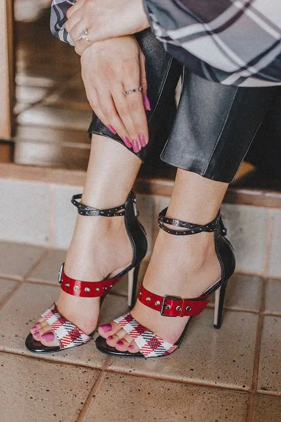 

Big color matching fashion rivet Sexy High Heel Sandals