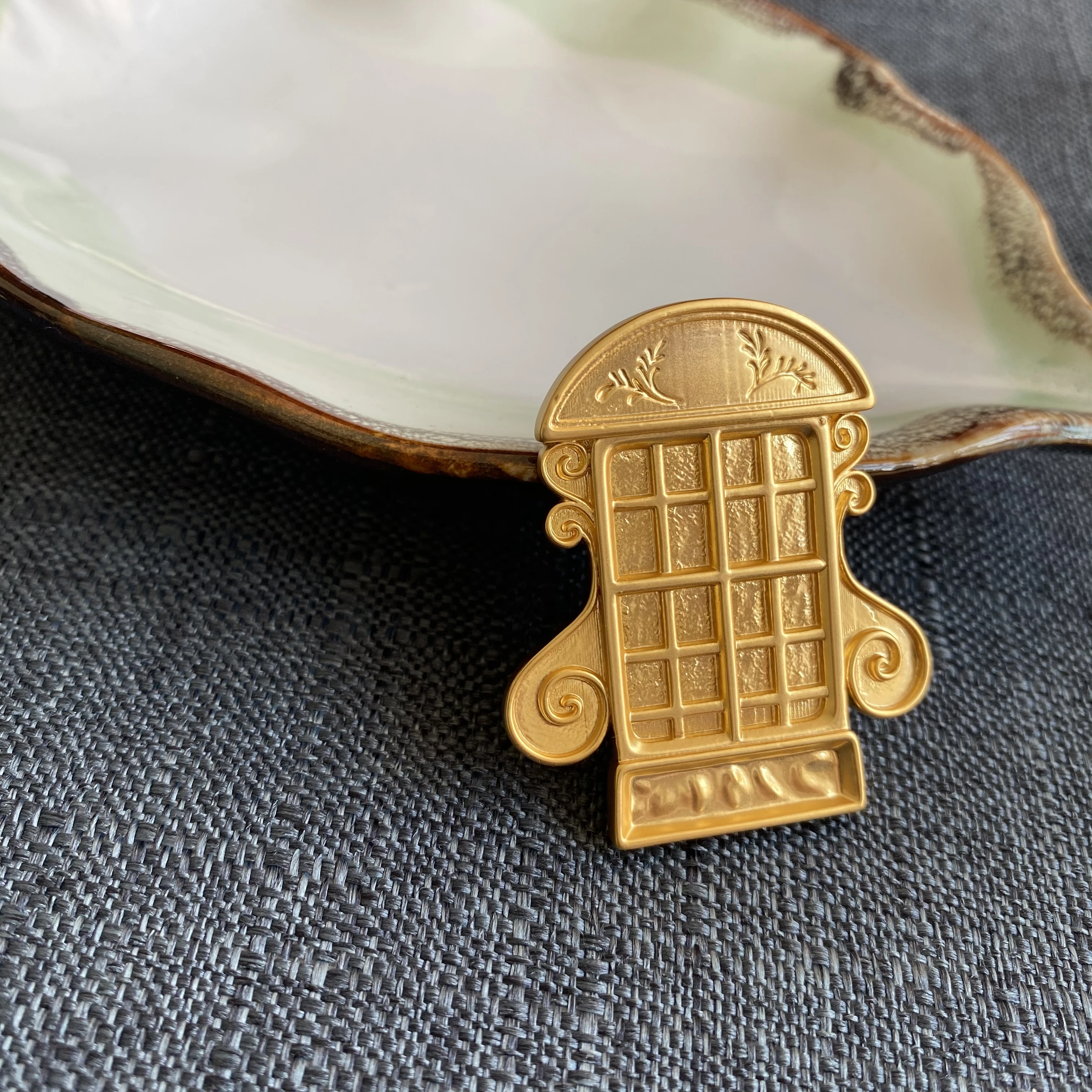 

Euramerican style elegant individual gold solid tide noble temperament suit chest animals Antique telephone booth brooch