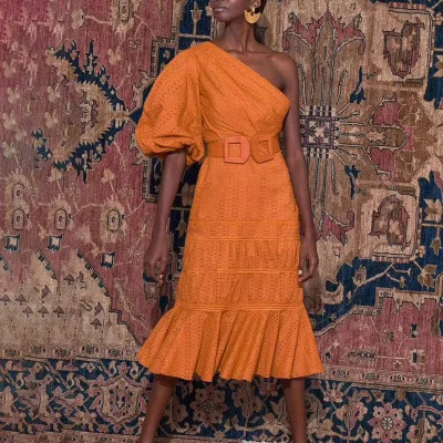 Женское асимметричное платье миди на одно плечо с косым воротником и пышными