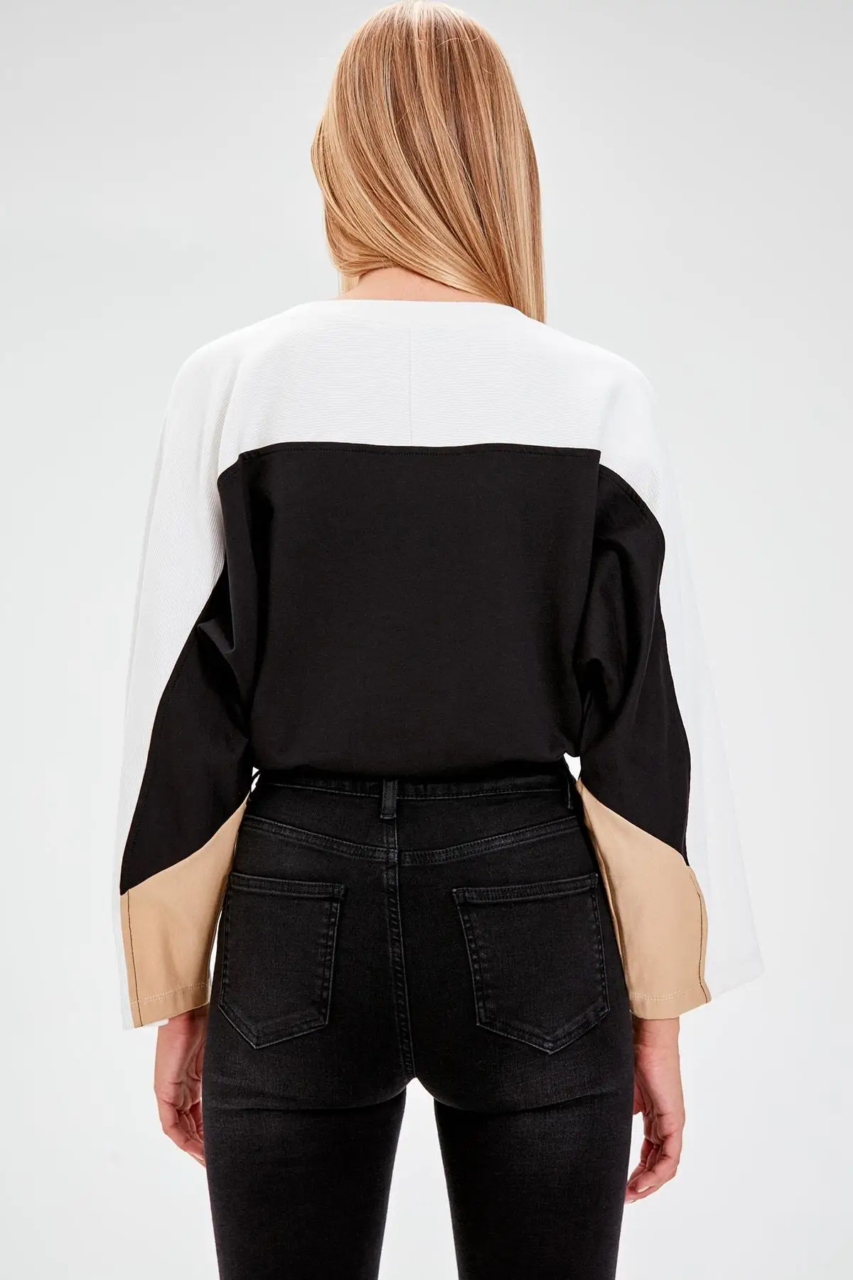 Trendyol черный с цветным блочным трикотажным свитером TWOAW20SW0025