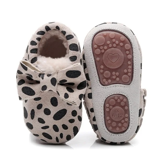 Beige dots Зимняя новая стильная обувь на меху; обувь из натуральной кожи для маленьких девочек; обувь ручной работы для малышей; обувь для первых шагов с твердой подошвой; детская замшевая обувь - Цвет: Beige dots