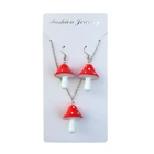 Ожерелье и серьги-подвески в виде грибов